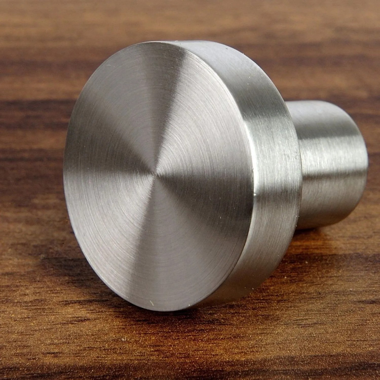 SOTECH Möbelknopf EK03, Ø30 mm, aus gebürstetem Edelstahl auf Holz. Ideal für Möbelgriffe.