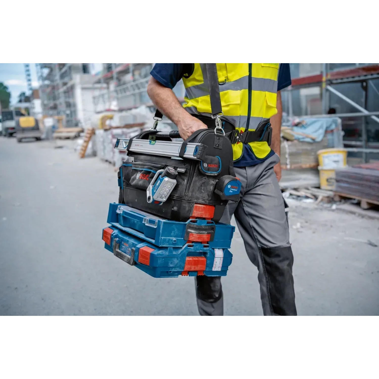 Bosch Professional Werkzeugtasche GWT 20 mit L-Boxx und Werkzeug auf Baustelle.