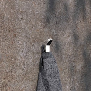 Verchromter Keuco Handtuchhaken Rose mit grauem Handtuch an einer Wand.