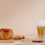 Wand mit Knauf Compact Color Cafe au lait Putz, Brot und Latte Macchiato.