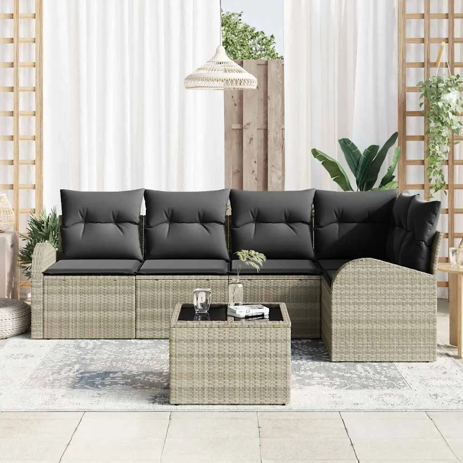 Hellgraues 6-tlg. Garten-Sofa-Set aus Poly Rattan mit Kissen und Tisch.
