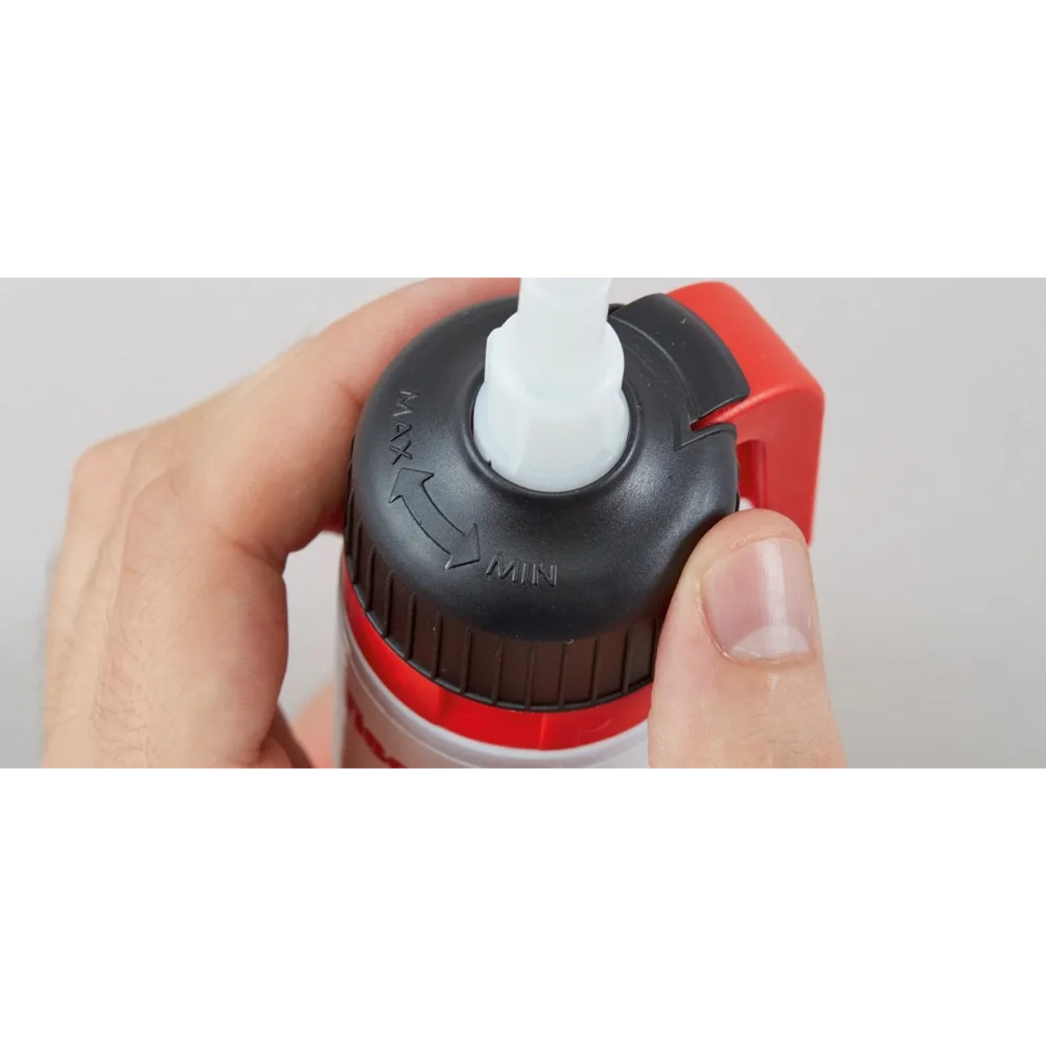 Detailaufnahme: Fischer Dicht Kleber 200ml mit Dosierfunktion am Verschluss.