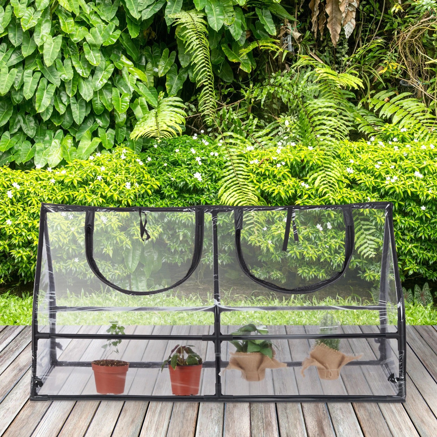 Transparentes Foliengewächshaus 60x120x60 cm mit dunklem Rahmen, zwei Fenstern und Jungpflanzen auf Holzterrasse.