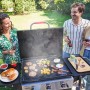 Char-Broil Griddle 3400 Gasgrill mit Gusseisenplatte beim Grillen mit Freunden im Garten.