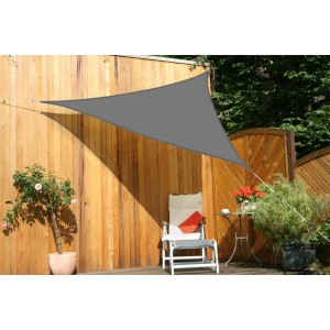 Silbergraues Floracord Dreiecksonnensegel spendet Schatten im Garten.