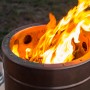 Feuerhand Pyron Feuertonne aus Edelstahl, 25 l, mit brennendem Holz. Ideal für Garten und Terrasse.