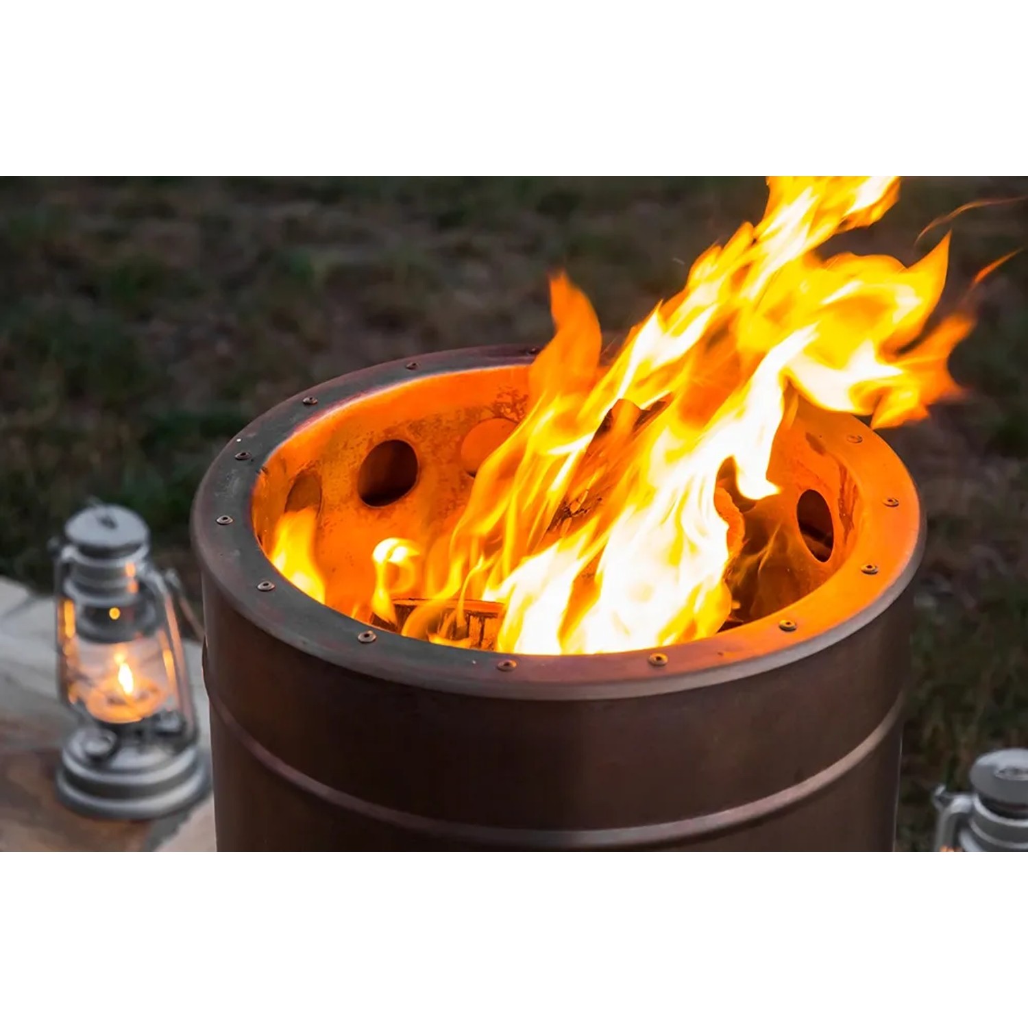 Feuerhand Pyron Feuertonne aus Edelstahl, 25 l, mit brennendem Holz. Ideal für Garten und Terrasse.