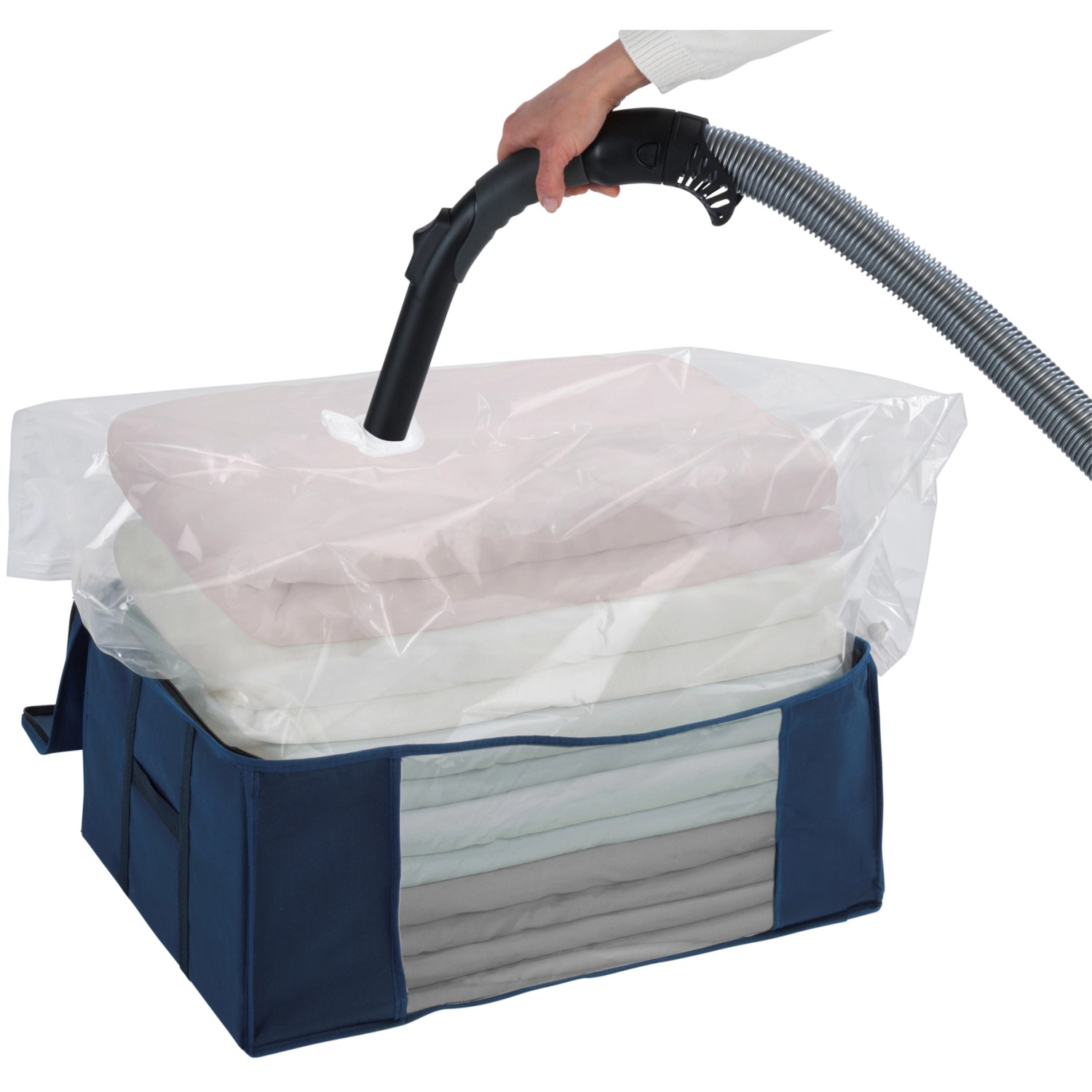 Wenko Vakuum Soft Box Air L Blau mit Staubsauger beim Luftabsaugen für platzsparende Aufbewahrung.