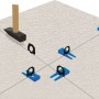 LUX Nivellierhilfe Systemkeile (100 Stk.) in Anwendung mit Hammer auf Fliesen.
