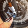 Bosch Easy Pump Akku-Druckluftpumpe beim Aufpumpen eines Motorradreifens.