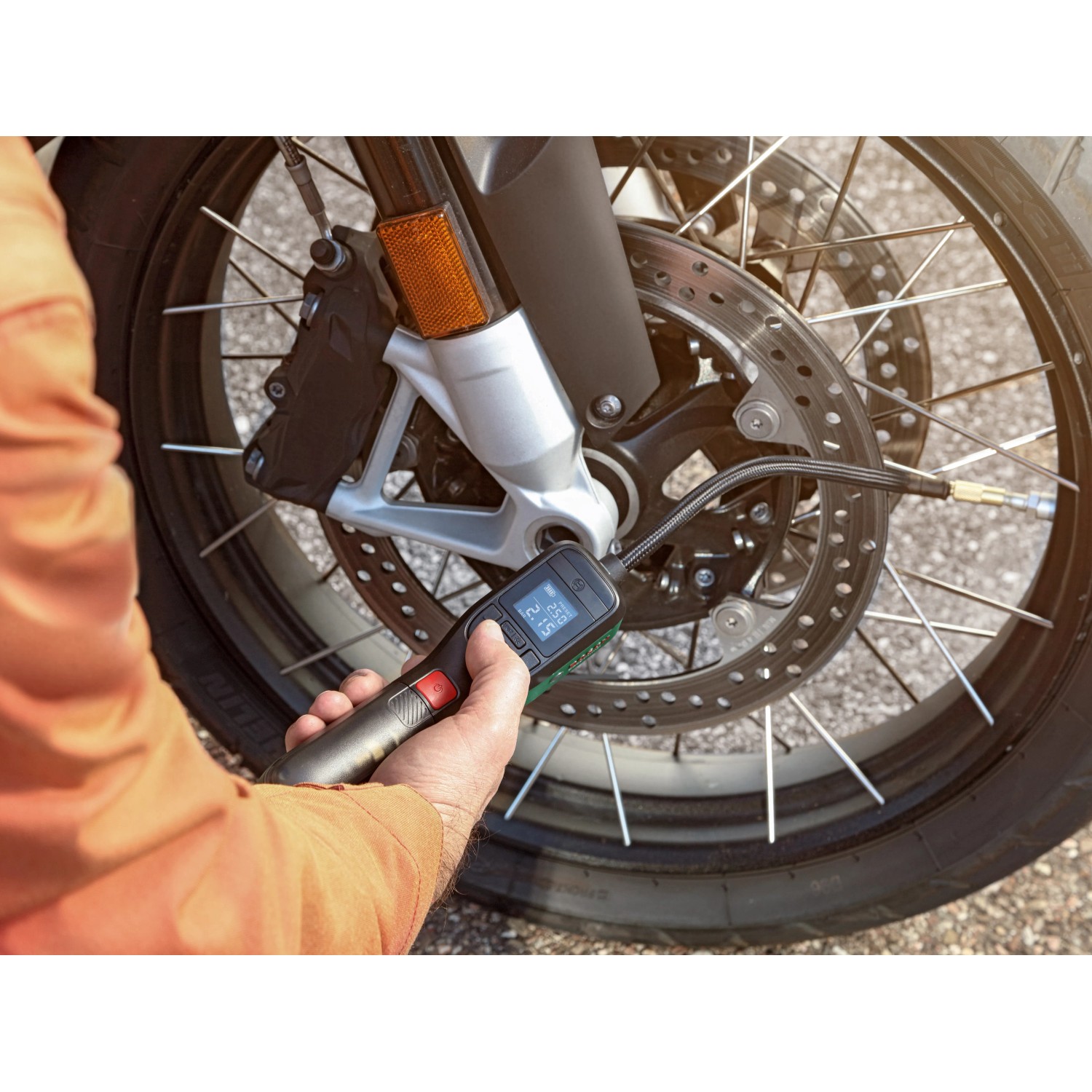 Bosch Easy Pump Akku-Druckluftpumpe beim Aufpumpen eines Motorradreifens.