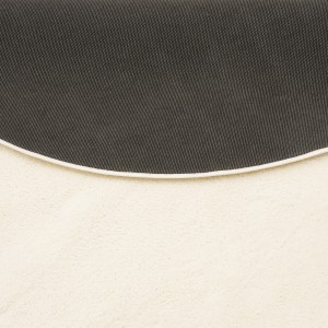 Detailansicht: Unterseite des runden, creme-farbenen Hochflor Teppichs Melia 120x120cm.