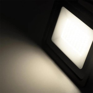 Schwarzer McShine LED Außenstrahler SLIM 50W, Aluminium, strahlt helles neutralweißes Licht. IP66 für Außenbereich.
