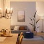 Philips Smart LED E14 Kerze, 40W, Tunable White, in Wohnraum-Szene unter Kronleuchter.