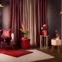 Dekoratives Wohnambiente mit bordeaux-rosa Vorhang (2,45x1,4m) der Serie Blush Bordeaux.