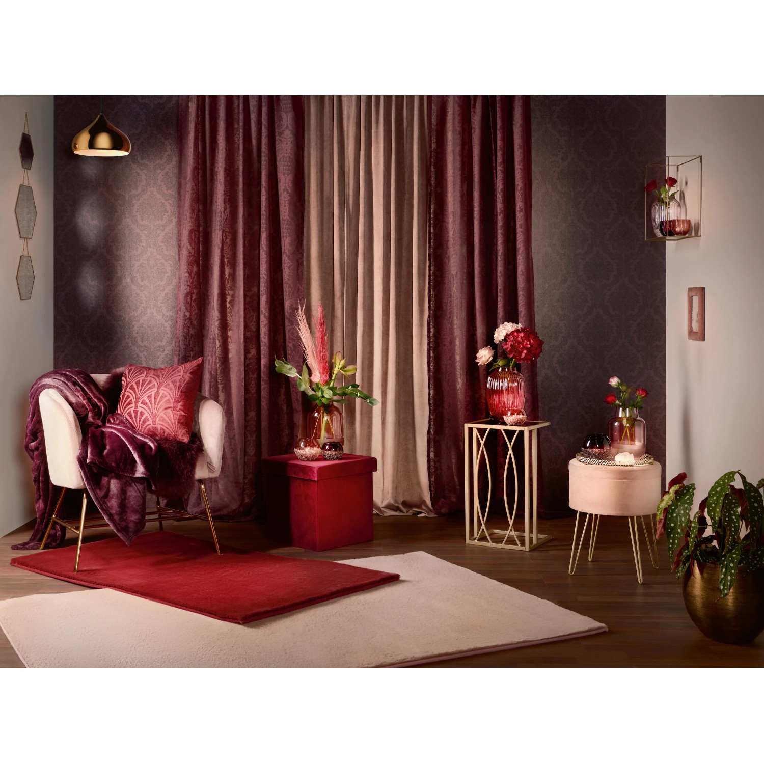 Dekoratives Wohnambiente mit bordeaux-rosa Vorhang (2,45x1,4m) der Serie Blush Bordeaux.