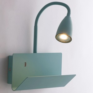 Grüne Wandleuchte von Luce Design mit flexiblem Arm, USB-Anschluss und Ablage.