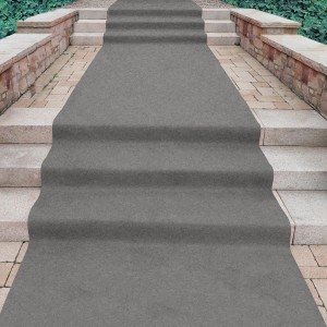 Musterstück: Grauer Primaflor Eventteppich Podium Zinn auf einer Treppe verlegt.