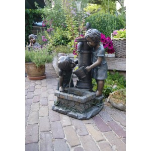 Gartenbrunnen-Set Atlanta mit Kinderfiguren und Pumpe, rustikale Dekoration für Garten und Terrasse.