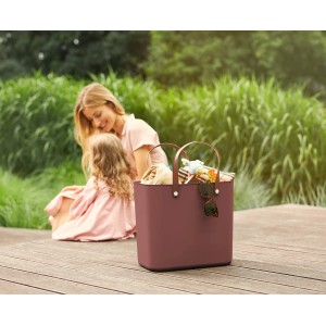 Rotho Multibag Albula Style 25 l Iron, eine Aufbewahrungsbox mit Tragegriffen, gefüllt mit Gegenständen.