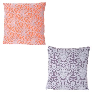 Zwei Deko-Kissen 45x45cm: orange mit Blumenmuster, grau mit Barockmuster. Inkl. Füllung für Sofa & Bett.