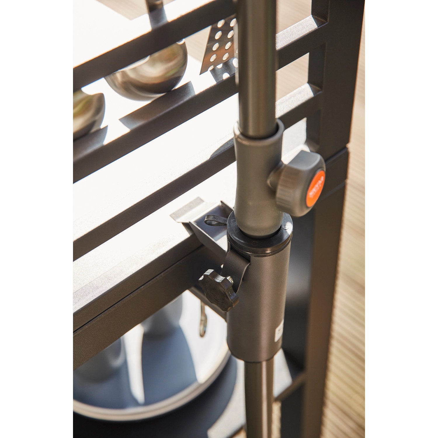 Siena Garden Balkonschirmklammer Avio, anthrazit, zur Geländerbefestigung von Schirmstöcken.