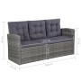 Graues 3-Sitzer Gartensofa aus Rattan mit dunklen Auflagen, Teil eines Lounge-Sets.