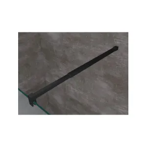 Freistehende Glas Duschwand Hagen 58x200cm mit schwarzer Halterung.