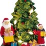 OBI Weihnachtsdorf Figur: Grüner Weihnachtsbaum mit Lichtern, Weihnachtsmann, Kind und Geschenken auf Holzsockel.