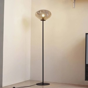 Moderne Lindby Stehlampe Lelia aus Alu und Glas, 1-flammig, für Wohnzimmer.