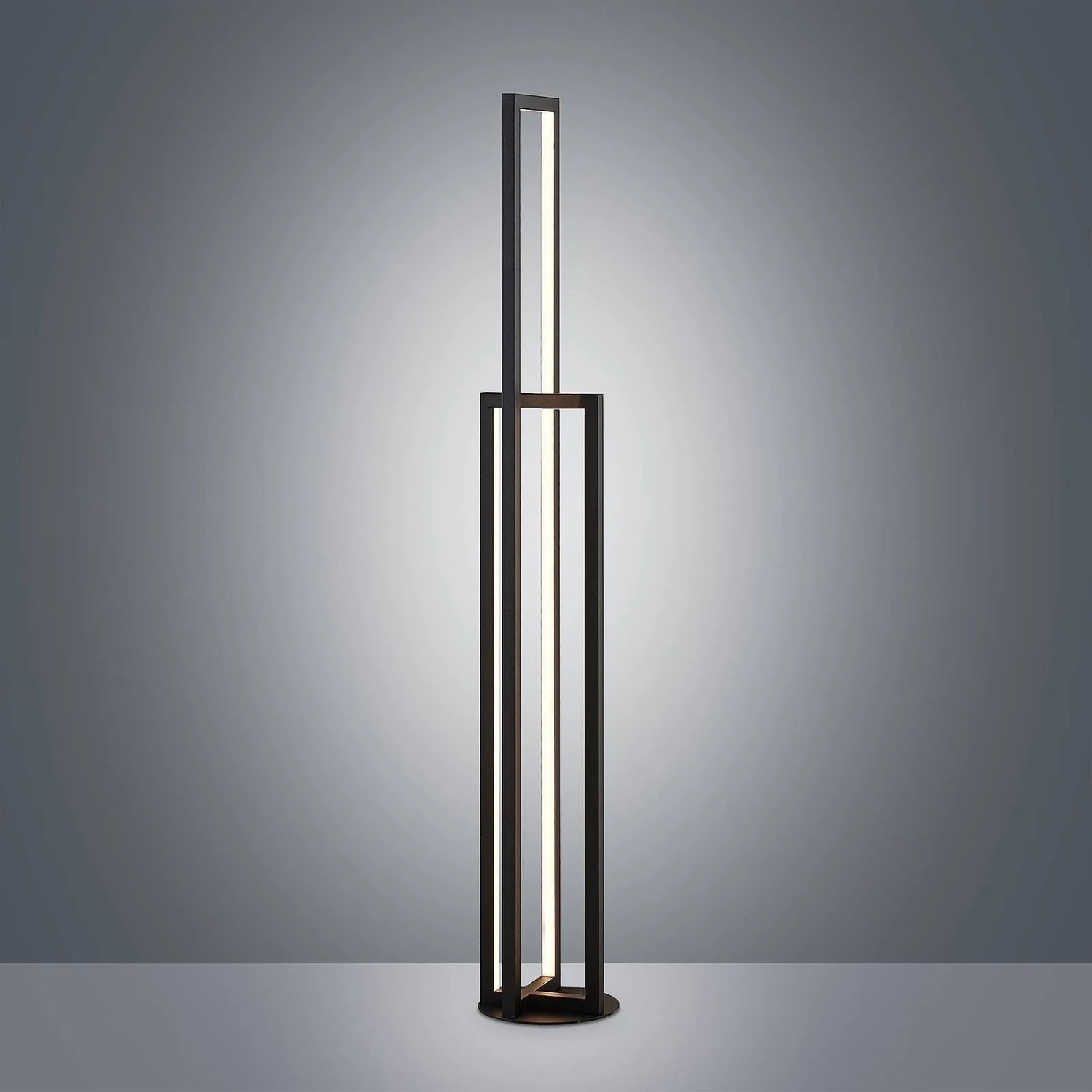 Moderne, dimmbare LED Stehlampe Hylda von Lucande, schwarz, aus Aluminium, 123cm hoch.