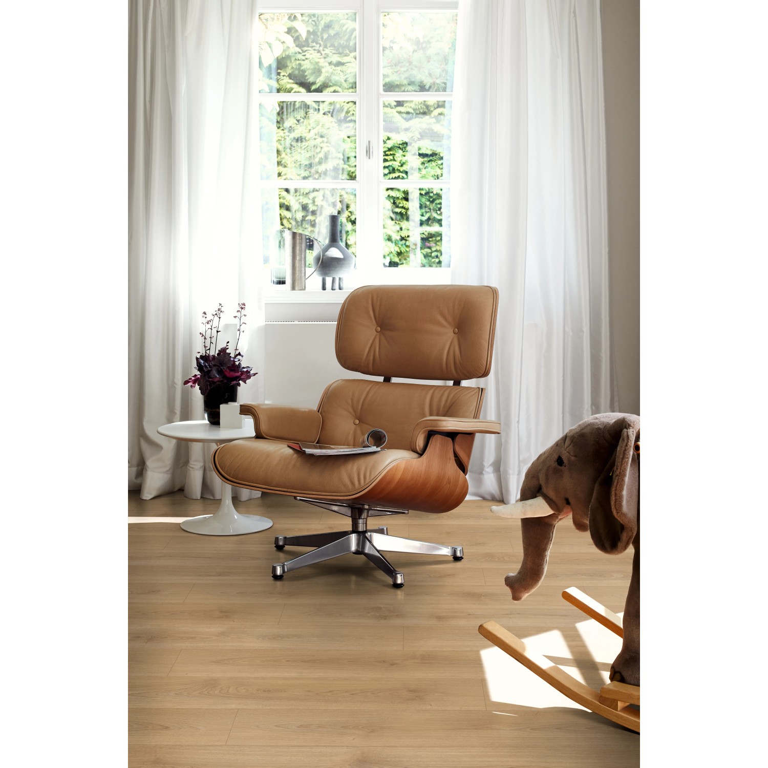 Egger NatureSense Laminat Eiche Nord 8mm im Wohnraum mit Sessel und Spielzeug.
