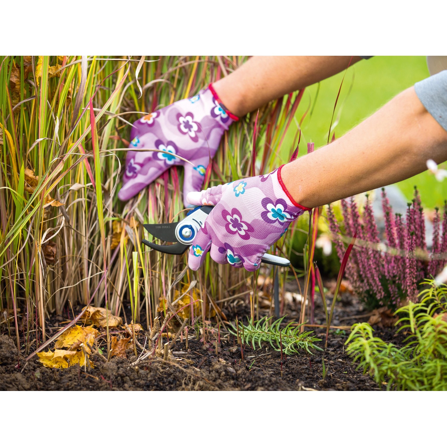 Gartenarbeit mit weiß-pinken Gartenhandschuhen (2er Set, Größe 8) mit Nitril-Teilbeschichtung.