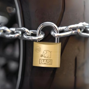 Messingfarbenes Basi Vorhangschloss (30mm) mit Stahlbügel und Kette. Inkl. Schlüssel.