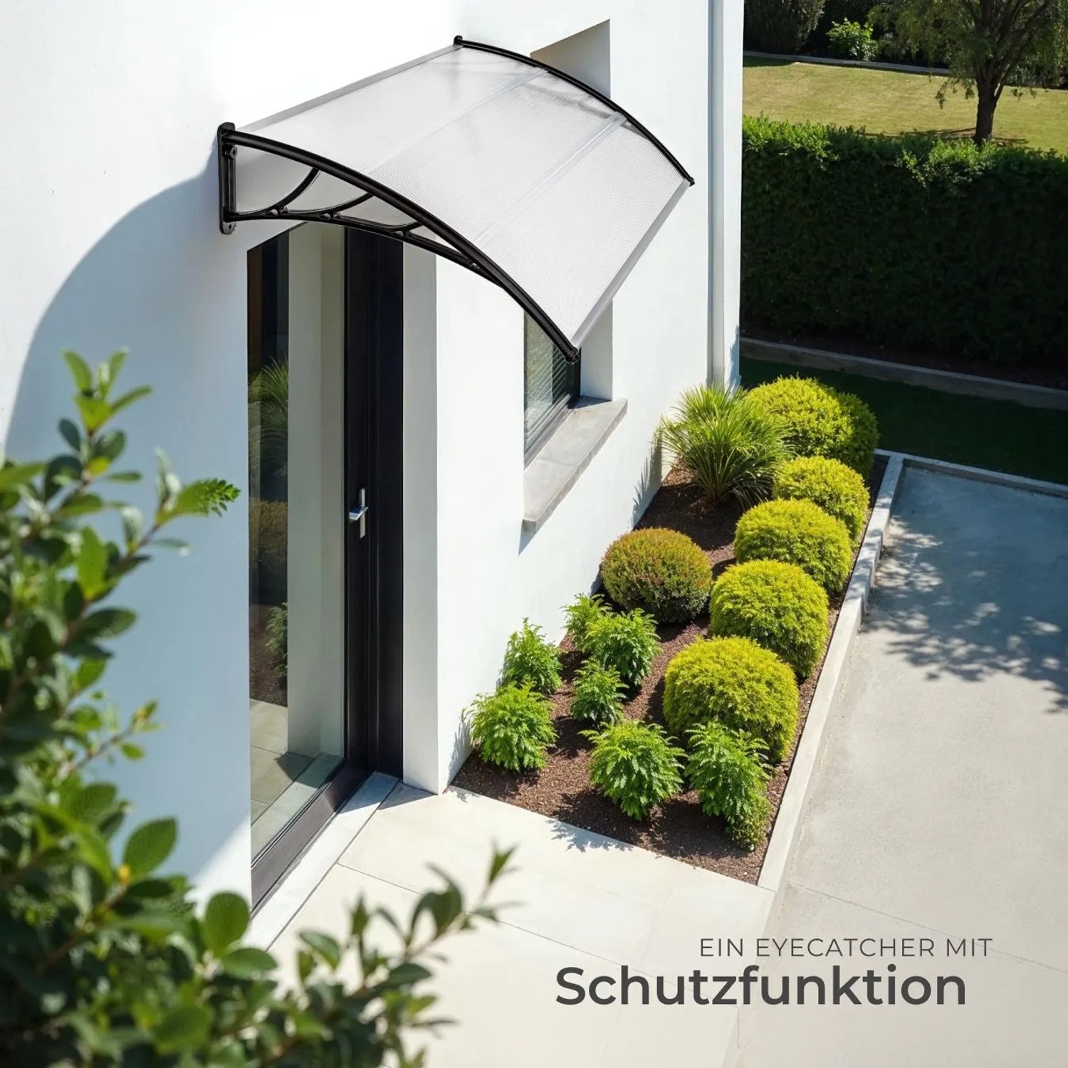 Transparentes Tectake Vordach in Bogenform über einer Haustür, wetterfest und modern.