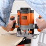 Black+Decker Oberfräse KW1200E in Aktion beim Fräsen von Holz. Hobel & Fräsen Zubehör.