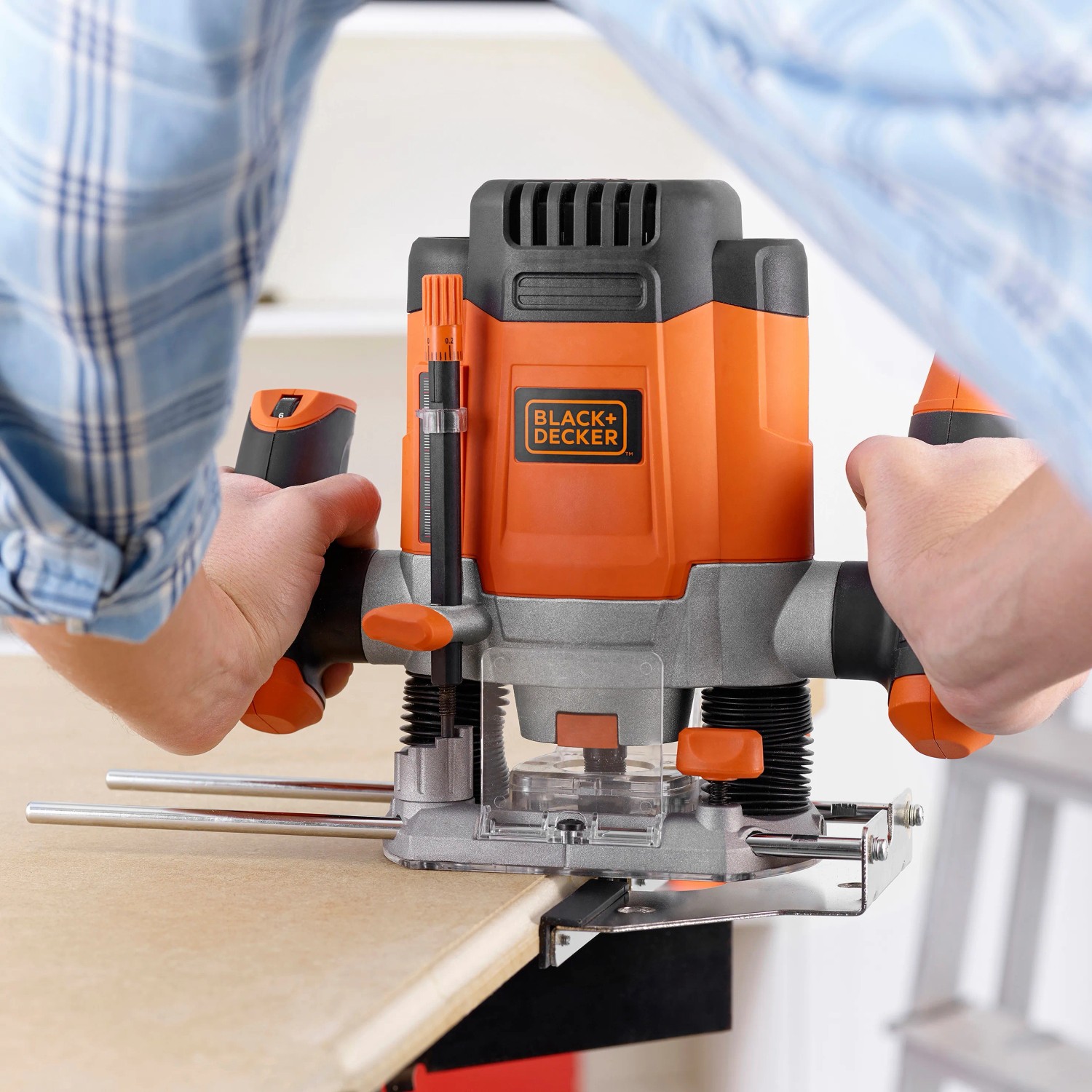 Black+Decker Oberfräse KW1200E in Aktion beim Fräsen von Holz. Hobel & Fräsen Zubehör.