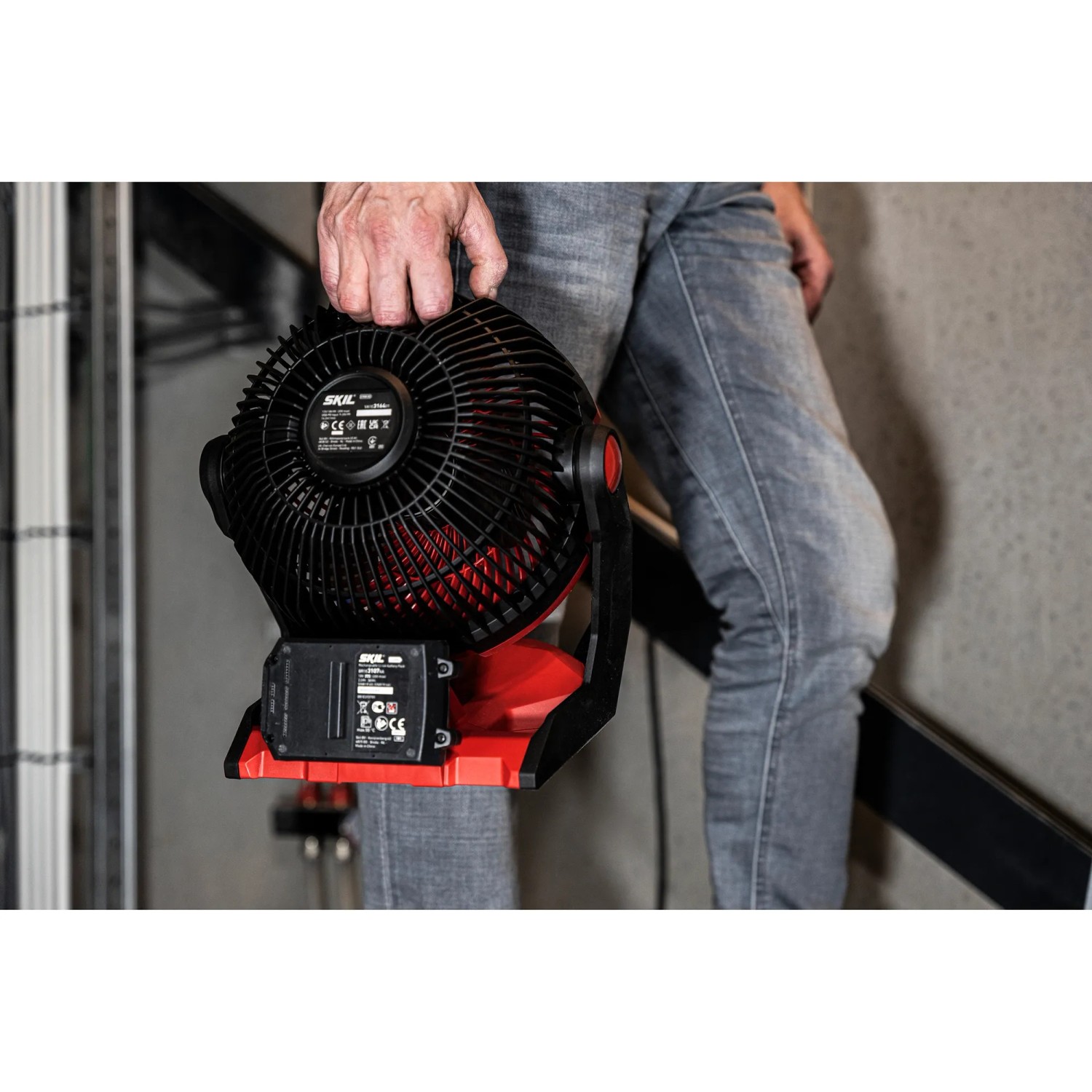 Skil Akku-Ventilator 3164CA, bürstenlos, rot/schwarz, mit Akku. Mobiler Ventilator für Baustelle und Zuhause.