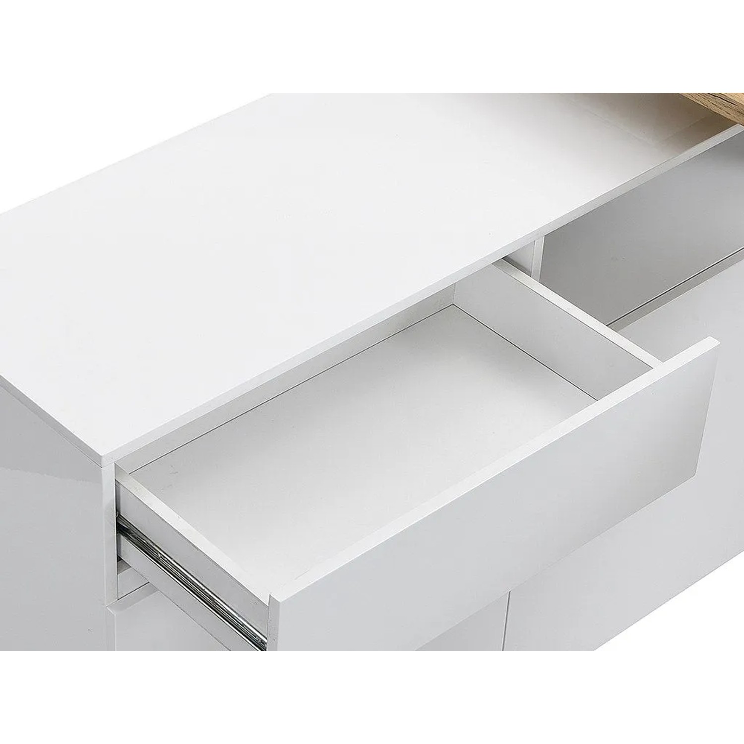 Offene weiße Schublade des Vente-unique Eldir Barmöbels. Metallschienen sichtbar, weiß lackiertes MDF mit Naturfarben.