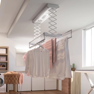 Elektrischer Wäscheständer zur Deckenmontage mit Wäsche, ausziehbar, mit LED-Licht.