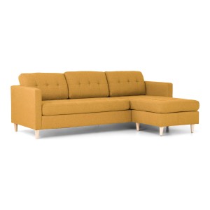Currygelbes ebuy24 Sofa Marino mit Chaiselongue und Holzbeinen.
