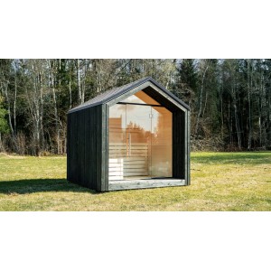 Weka Saunahaus Luua ohne Ofen mit schwarzer Holzfassade und Glasfront im Garten.