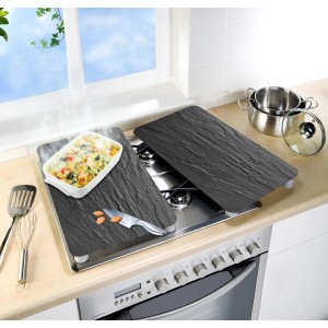 Wenko Herdabdeckplatten 2er Set Schiefer auf Herd mit Speisen und Kochutensilien.