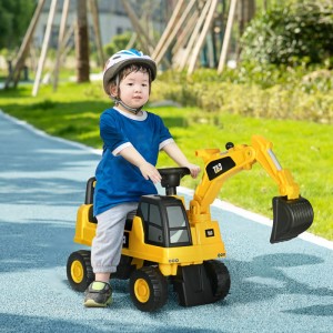 Kleines Kind mit Helm fährt gelben HOMCOM Sitzbagger mit beweglicher Schaufel auf blauem Weg. Ideal für Kinder.