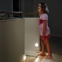 Mr. Beams LED-Nachtlicht MB720, weiße Batterie-Nachtleuchte mit Bewegungsmelder im Flur.