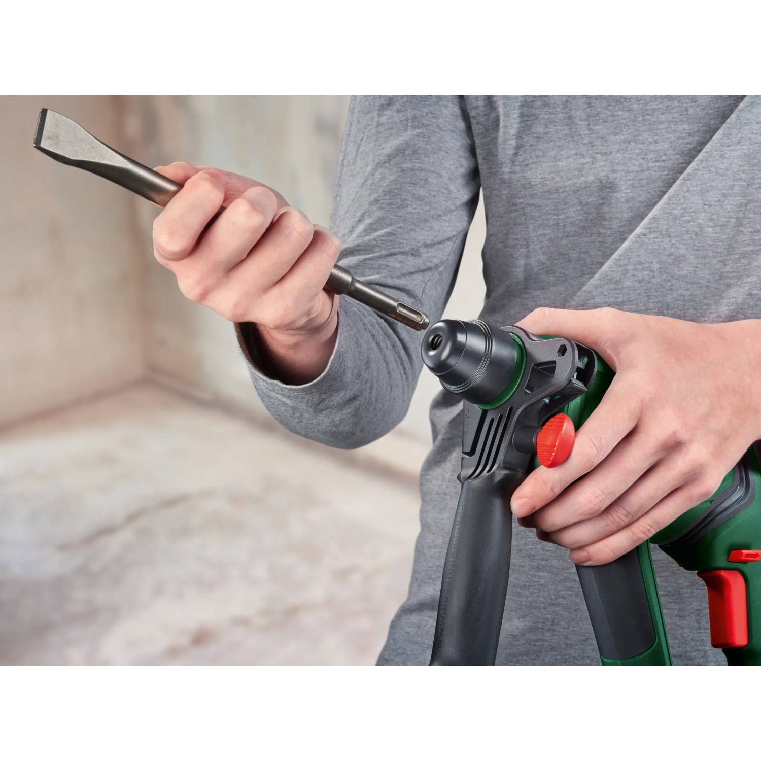 Bosch Akku-Bohrhammer UniversalHammer 18V mit Meißel-Aufsatz. Akku-Werkzeug für Heimwerker.