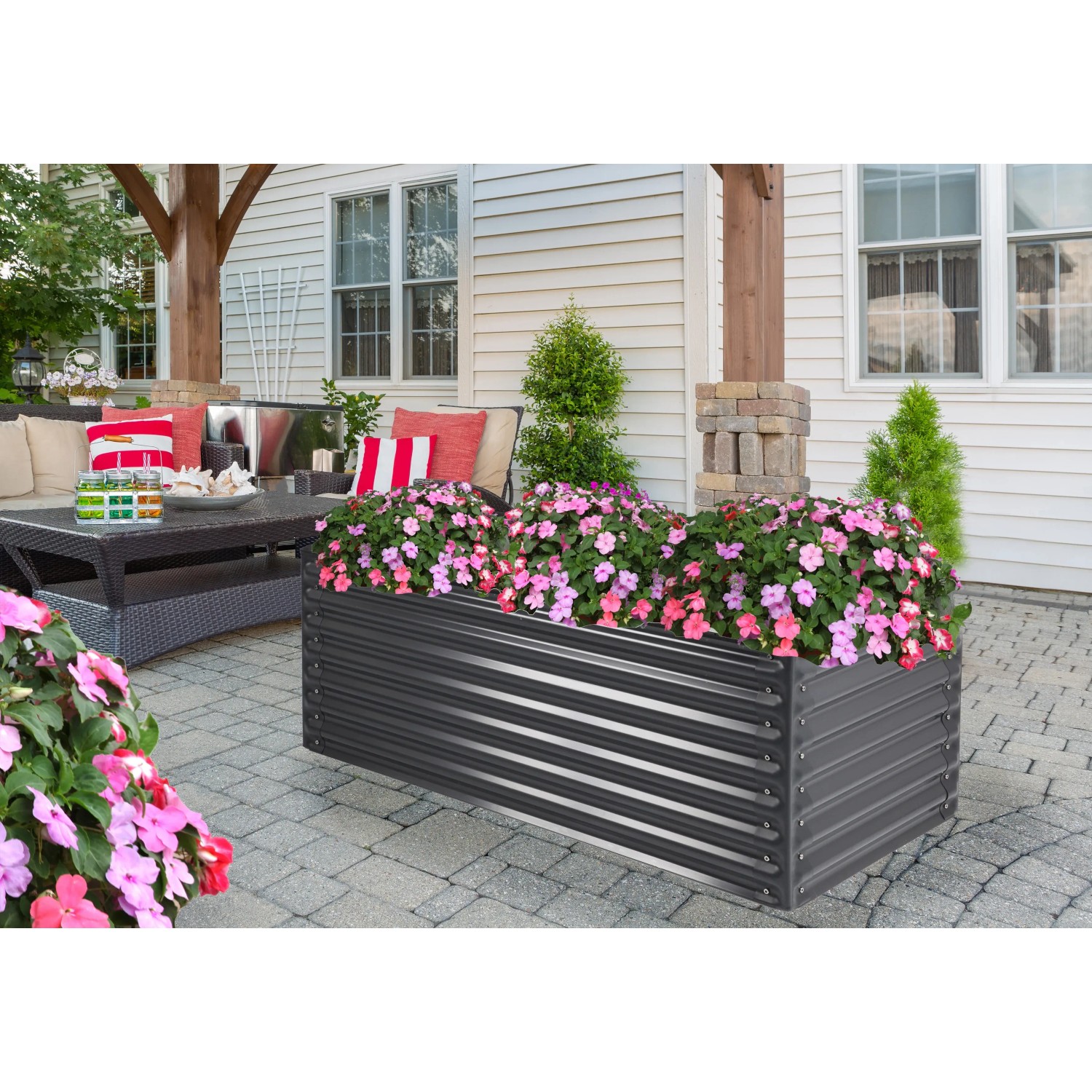 Floraworld Pflanzkasten Welle, anthrazit, 150x60x60 cm, bepflanzt mit rosa Blumen.