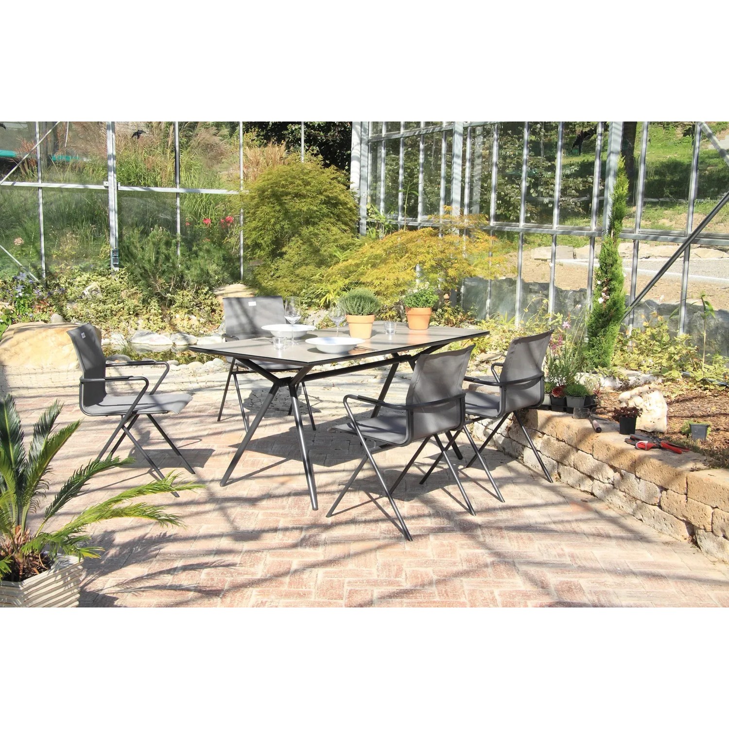 Acamp Gartenmöbel-Set Alpha: 4 Stapelsessel, 1 Glastisch in Anthrazit-Cemento. Ideal für Garten und Terrasse.