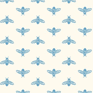 Vliestapete mit blauem Bienenmuster auf hellem Grund, Joules Block Print Bee Blue Haze.
