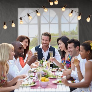 Gruppe feiert im dunkelgrauen Juskys Partyzelt 3x6m mit Seitenwänden und Beleuchtung.